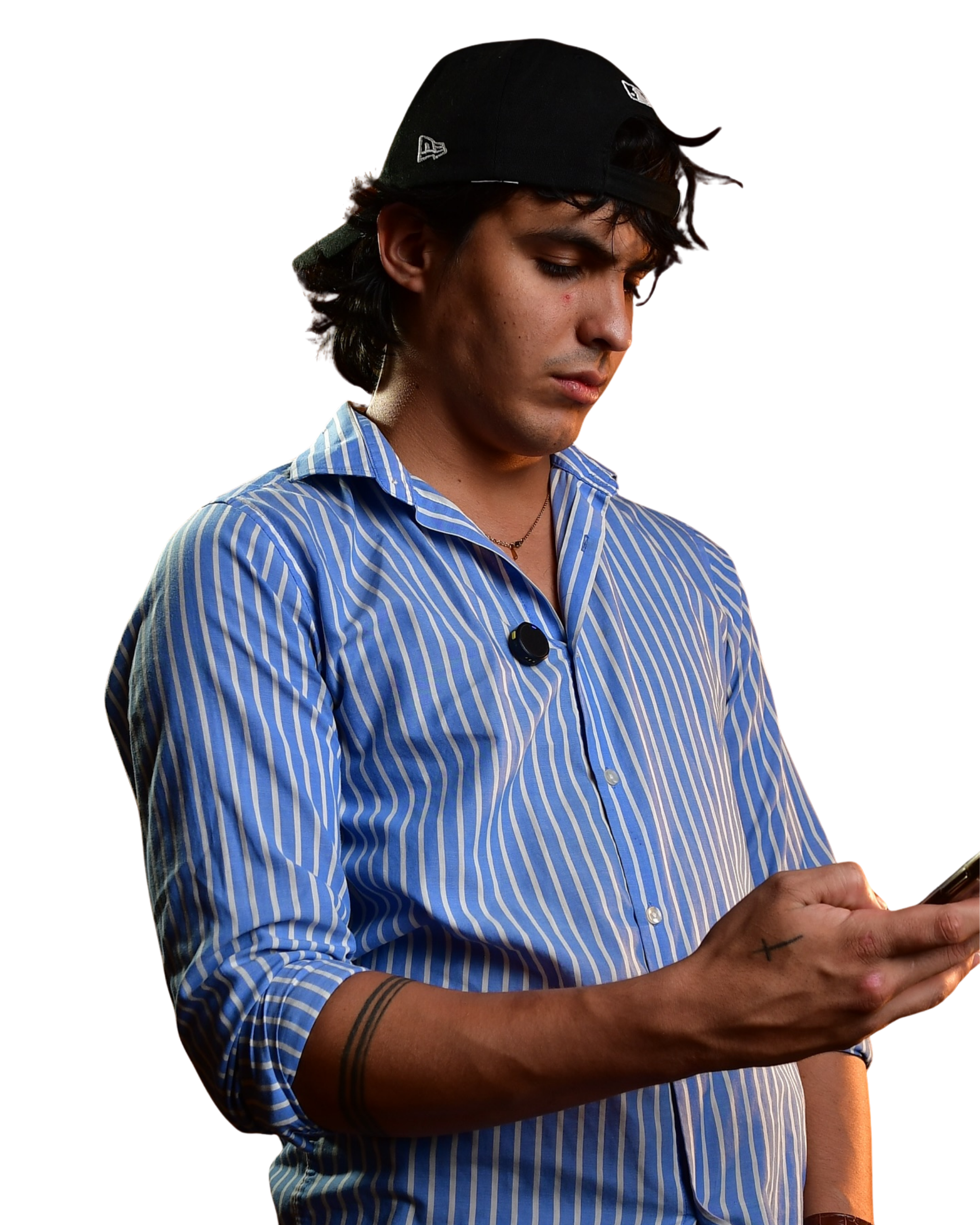 Gabriel Barboza mirando su teléfono